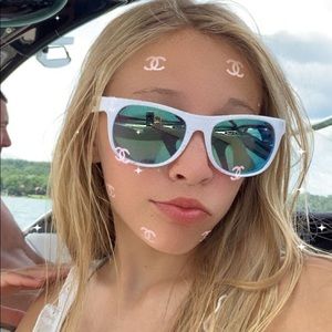 Meet your Posher, Ava